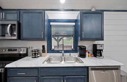 Broken Bow Cabin | Star View Cabin: 2-Bed, 2-Lofts with a sky view, 1-bath, with HotTub, Sleeps 8