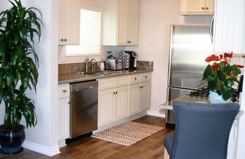 West Newport House | Starfish Cottage-Charm/Comfort, Remodeled, Clean, 1 Blk To Beach,2 Blks To Bay