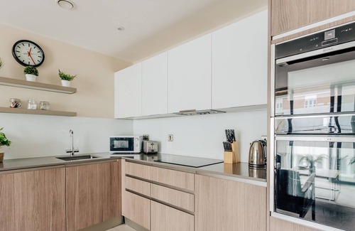 Guildford Apartment | StarHost Residences | Modern Stylish 2 Bedroom Apartment in Guildford