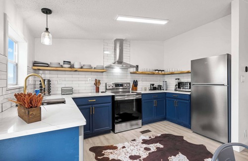 Canyon Lake Cabin | Starlight Horizon – 5 Cabins + Hot Tub Pet-Friendly Texas Hill Country Group Ret