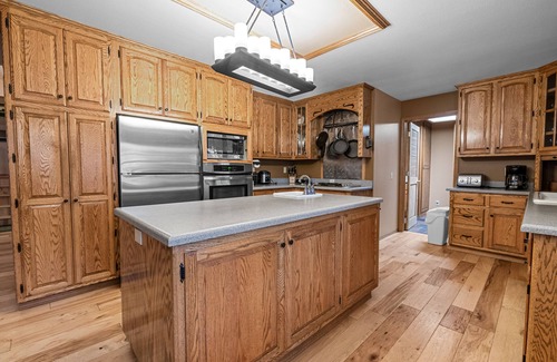 Evergreen Estates Cabin | Starlight Summit -Walk to Slopes, Hot Tub, Pool Table