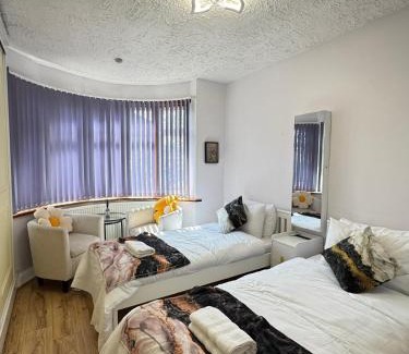 Ashford House | Starling House 3BR near Heathrow, London