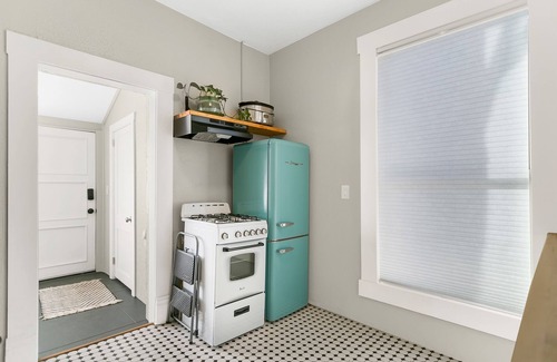 Iron Horse House | Starlit Stay| Walk to Fox & Congress |Free parking