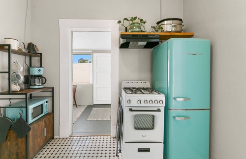 Iron Horse House | Starlit Stay| Walk to Fox & Congress |Free parking