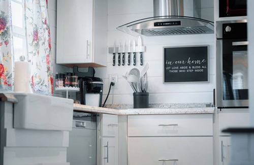 Hillsville Cottage | Starry Snug - A tiny home romantic getaway