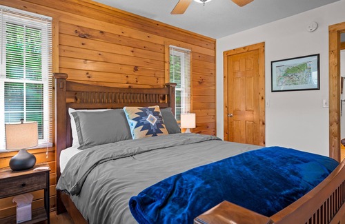 Stecoah Cabin | Stars Over Stecoah 3Bd/3Ba Cabin w/ Hot Tub & Sauna
