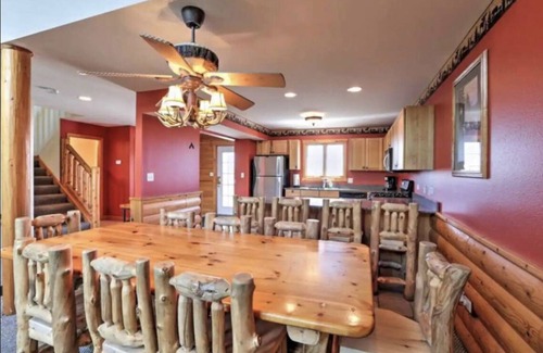 Oglesby House | Starved Rock Rustic Retreat