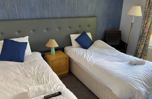 Beeston Hotel | Station Road - Contemporary 1bedroom Flat with 2 single bed & ensuite bath
