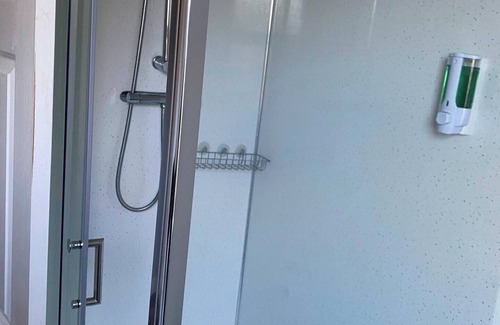Beeston Hotel | Station Road - Contemporary 1bedroom Flat with 2 single bed & ensuite bath