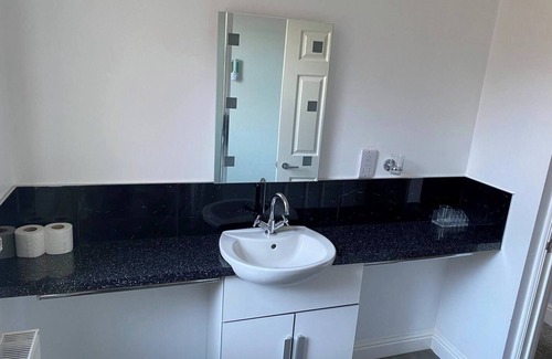 Beeston Hotel | Station Road - Contemporary 1bedroom Flat with 2 single bed & ensuite bath