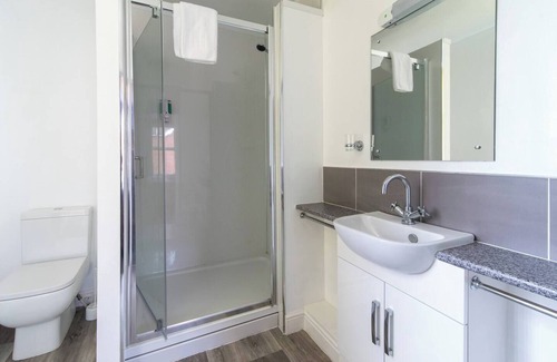 Beeston Hotel | Station Road - Contemporary 1bedroom Flat with 2 single beds & ensuite bath