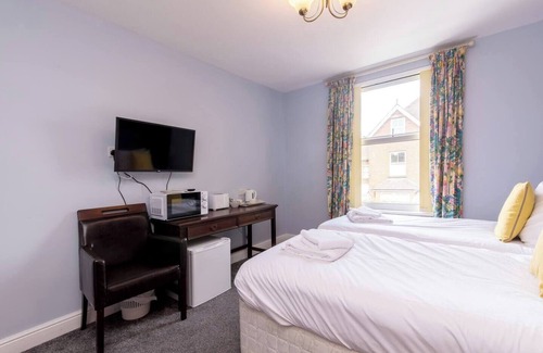 Beeston Hotel | Station Road - Contemporary 1bedroom Flat with 2 single beds & ensuite bath