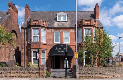 Beeston Hotel | Station Road - Contemporary 1bedroom Flat with 2 single beds & ensuite bath