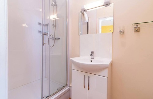 Beeston Hotel | Station Road - Contemporary 1bedroom Flat with 1 double bed & ensuite bath