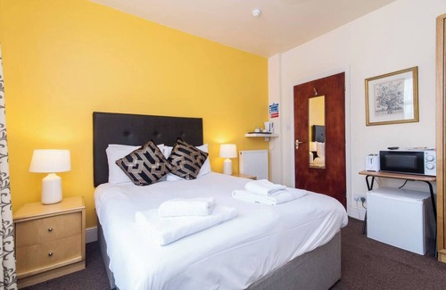 Beeston Hotel | Station Road - Contemporary 1bedroom Flat with 1 double bed & ensuite bath