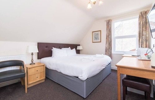 Beeston Hotel | Station Road - Contemporary 1bedroom Flat with 1 super king bed & ensuite bath