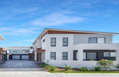 Booker Bay Apartment | Stay 7, pay 5 these school holidays- cafes/beach