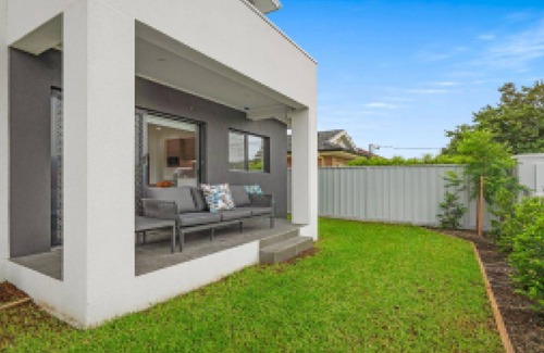 Booker Bay Apartment | Stay 7, pay 5 these school holidays- cafes/beach