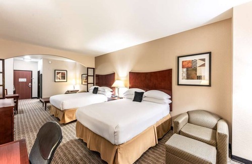 Mineral Wells Hotel | Stay at Red Lion Inn, 2 Queen Beds w/Pool, Free Breakfast, Wifi, and Parking!