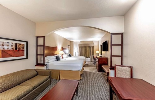 Mineral Wells Hotel | Stay at Red Lion Inn, 2 Queen Beds w/Pool, Free Breakfast, Wifi, and Parking!