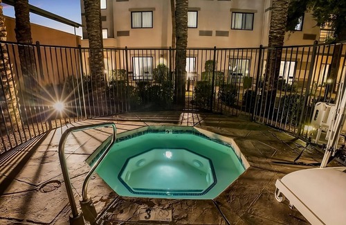 Chandler Apartment | Stay Close to Desert Botanical Gardens! Comfortable Unit, Outdoor Pool, Jacuzzi!