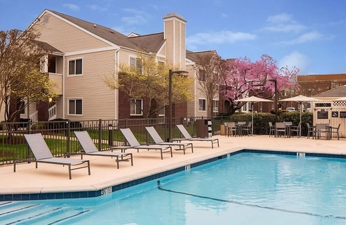 Brentwood Hotel | Stay Close to Downtown Nashville! 2 Suites with Free Breakfast & Pet Friendly