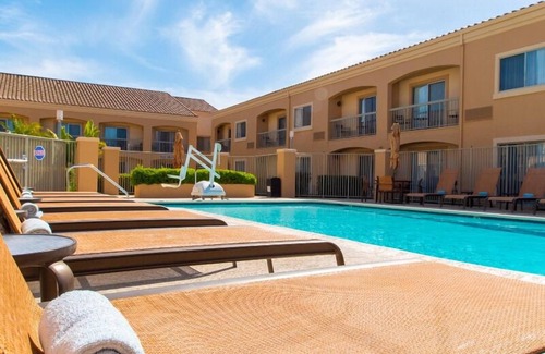 Camarillo Hotel | Stay Close to Malibu & Santa Barbara! Pool Available, Pet-friendly Stay!