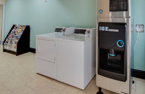 Fort Worth Hotel | Stay Comfortably: Economical Rooms with Microwave & Mini-Fridge