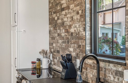Bowling Green House | Stay in luxury at our brand-new downtown Bowling Green retreat. This high-end custom build features designer furnishings, soaring ceilings, and a private backyard oasis complete with a custom putting green and outdoor lounge space.