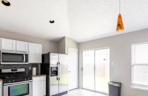 Southeast Arlington House | Stay in our World of Comfort