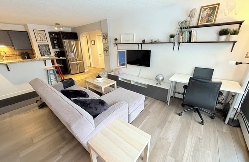Connaught Apartment | Stay in the heart of Calgary/stylish/cozy/pet friendly 2bedroom condo
