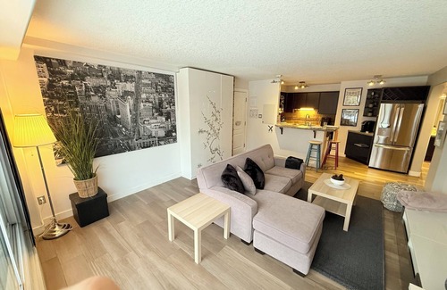 Connaught Apartment | Stay in the heart of Calgary/stylish/cozy/pet friendly 2bedroom condo