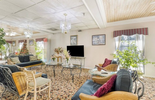 Grenada Hotel | Stay Near Grenada Eats: Pet-Friendly Room w/Fridge + Free Parking