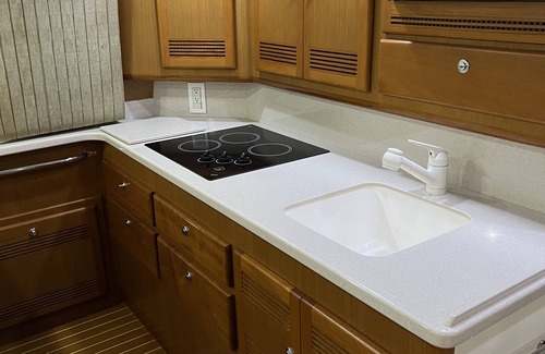 Northeast Pensacola Boat Rental | Stay on a luxurious yacht, a nature lover’s dream. Experience tranquility.