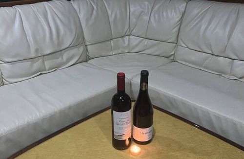 Northeast Pensacola Boat Rental | Stay on a luxurious yacht, a nature lover’s dream. Experience tranquility.