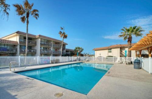 Port Aransas House | Stay Palm by AvantStay Boardwalk Pool