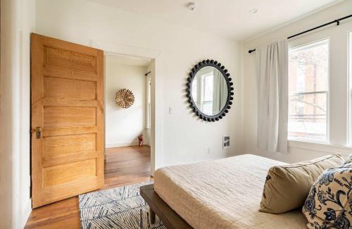 Uptown Apartment | Stay Portland - 3BR - Sleeps 6 - Steps to NW 23rd - Fast WiFi