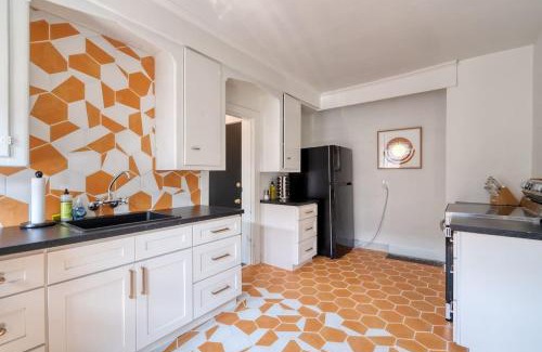 Hosford-Abernethy Apartment | Stay Portland Collection - Warhol Suite - Art Deco Apartment - 92 WalkScore