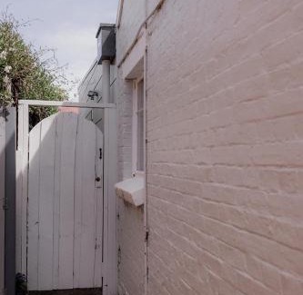 Battery Point House | Stay steps from Salamanca in historical cottage