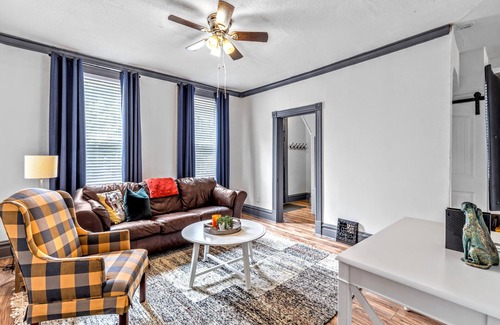 St. Louis House | Stay STL/2 Bed House/Parking/Yard/Extended Stay