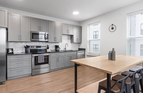 East Walnut HIlls Apartment | Stay Where It’s Happening! Chic Cincy Condo