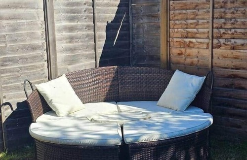 Woking Apartment | Stay Zen Apartments - Free Parking & Garden Woking