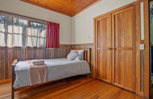 Badger Creek House | StayAU Conifer Cottage 2BR Serene Lakeside Haven