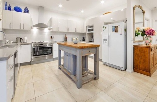Rosanna House | StayCentral - Luxurious Mansion (Rosanna) - 23 Lower Plenty Road Rosanna Victoria 3084