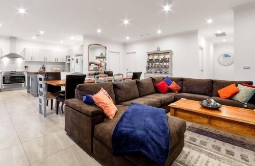 Rosanna House | StayCentral - Luxurious Mansion (Rosanna) - 23 Lower Plenty Road Rosanna Victoria 3084