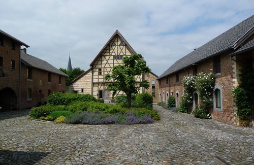Millen House | Staying in peace in a historic courtyard