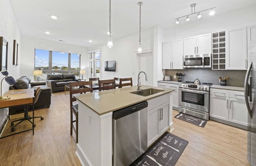 Second Ward Condo | StaysByWalker Uptown 3BR KingBeds/Gym/Parking/Desk