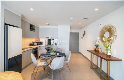 Dubai Apartment | StayShort - Stylish 2-Bed Oasis with Pool in Peaceful Creek Harbour