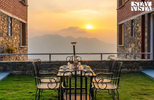 Shimla Villa | StayVista at Nook - Elysium Estate 2 BR Cottage with Hill View, Lawn