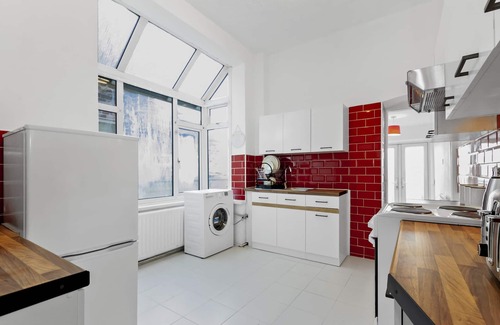 Stoke-on-Trent House | ⭑ Staywhenever TS- 4 Bedroom House | King Size Beds | Sleeps 9 ⭑